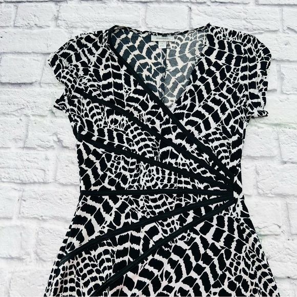 dressbarn Black and White Geometric Midi Dress Size 4 Fitted Sheath Cap sleeve - Picture 2 of 9